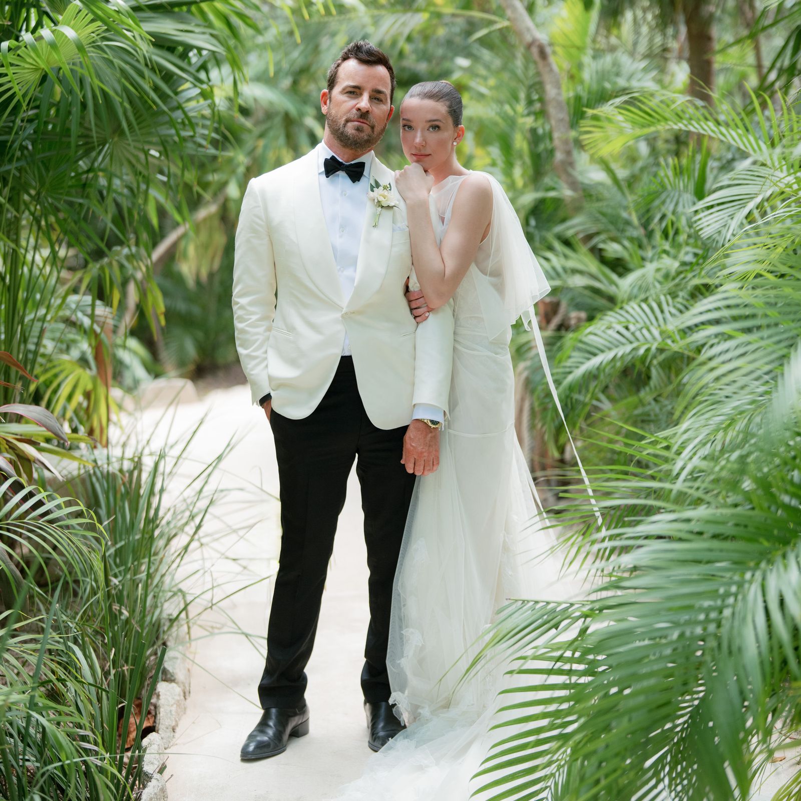 Justin Theroux And Nicole Brydon Bloom Are Married! See Inside Their Laid-Back Beach Wedding In Mexico