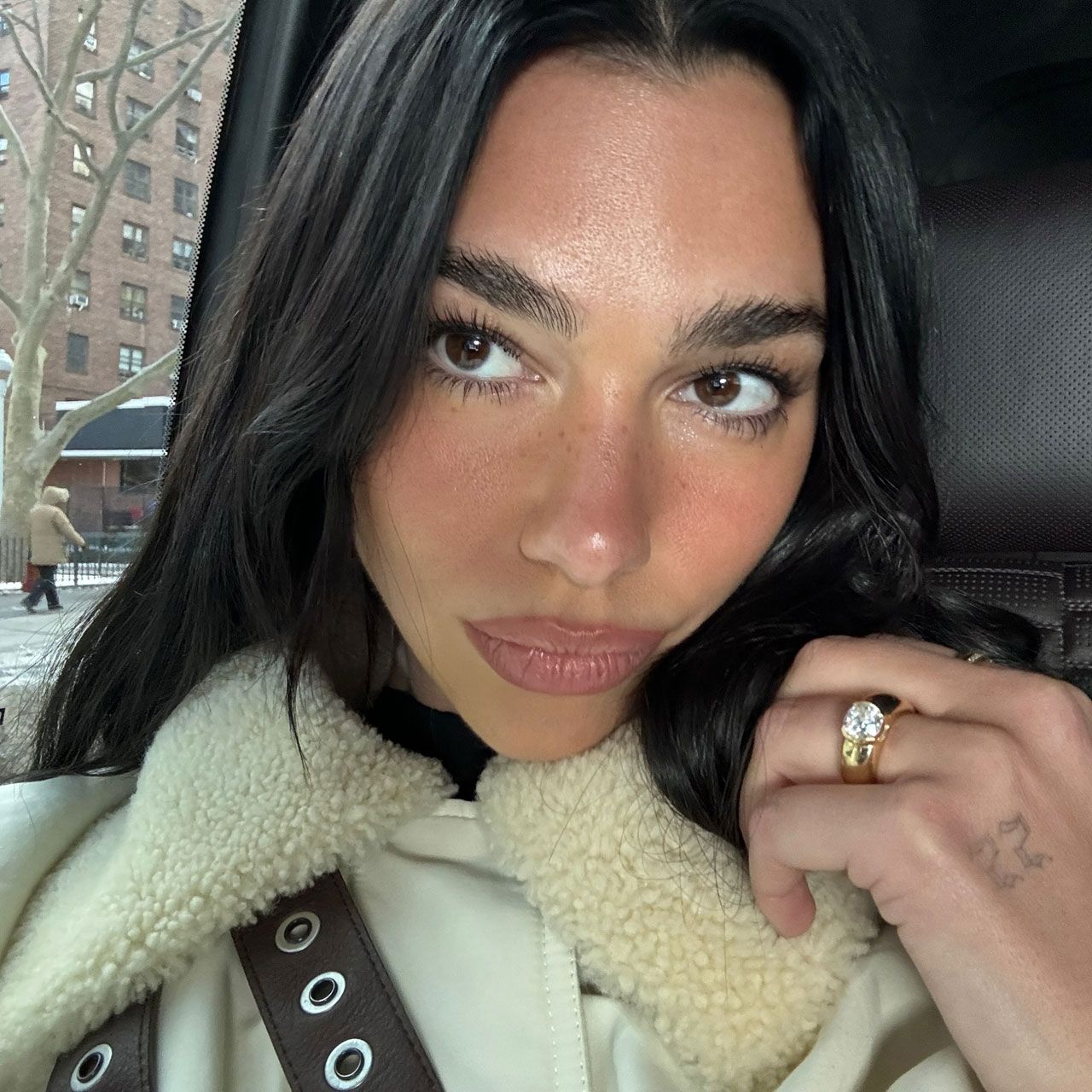 Chunky Engagement Rings Are Trending In 2025 &#8211; Just Ask Dua Lipa